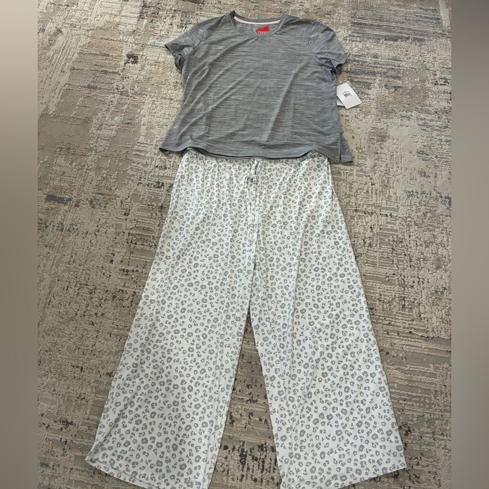 Hanes Gray Top with Leopard Print Pajama Cropped Pants PJ Set Size Large - Picture 2 of 6